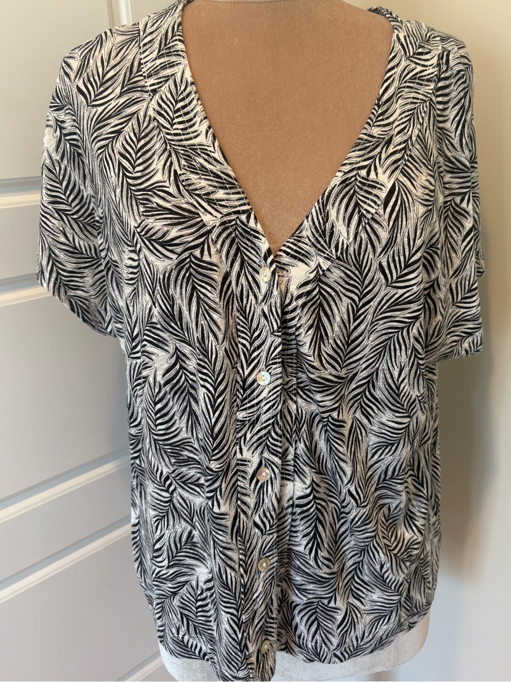 Tahari  Black & White Leaf-Print Button Front Linen Women's Top Size XL